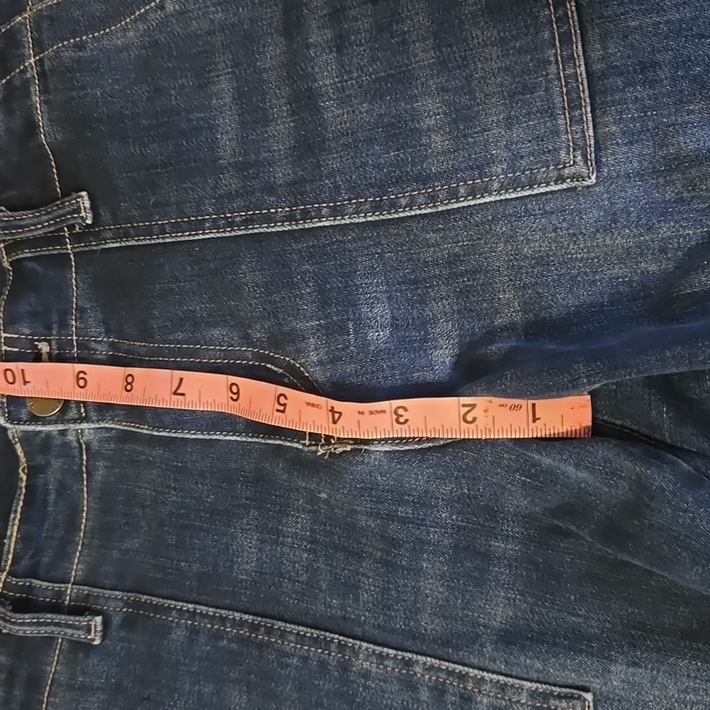 Women's Cropped Distressed Jeans - Picture 9 of 11